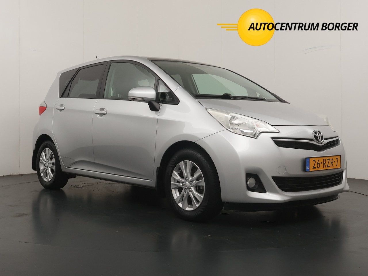 Toyota Verso S - 1.3 Automaat VVT-i Aspiration clima/15"LM /Camera/Cruise/trekhaak/Panodak - AutoWereld.nl