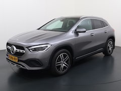 Mercedes-Benz GLA-Klasse - 200 Luxury // Panorama dak // Distronic // Memory Stoelen // MultiBeam LED // Rijassistent