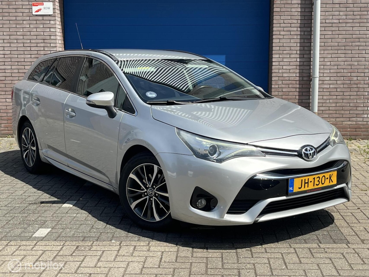 Toyota Avensis Touring Sports - 2.0 VVT-i Lease Pro Automaat 2016 exportprijs ex BPM Luxe en goede auto met NAP en boekjes - AutoWereld.nl