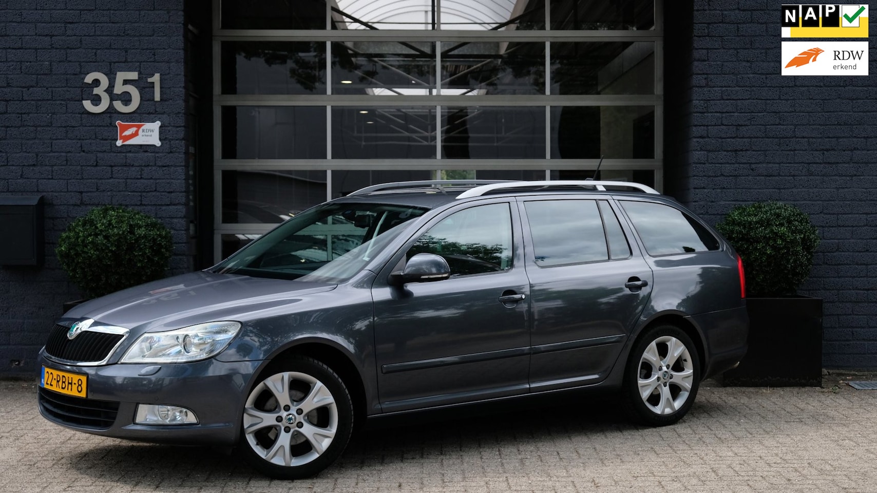 Skoda Octavia Combi - 1.2 TSI Airco | Cruise | Navi | Xenon | Trekhaak - AutoWereld.nl