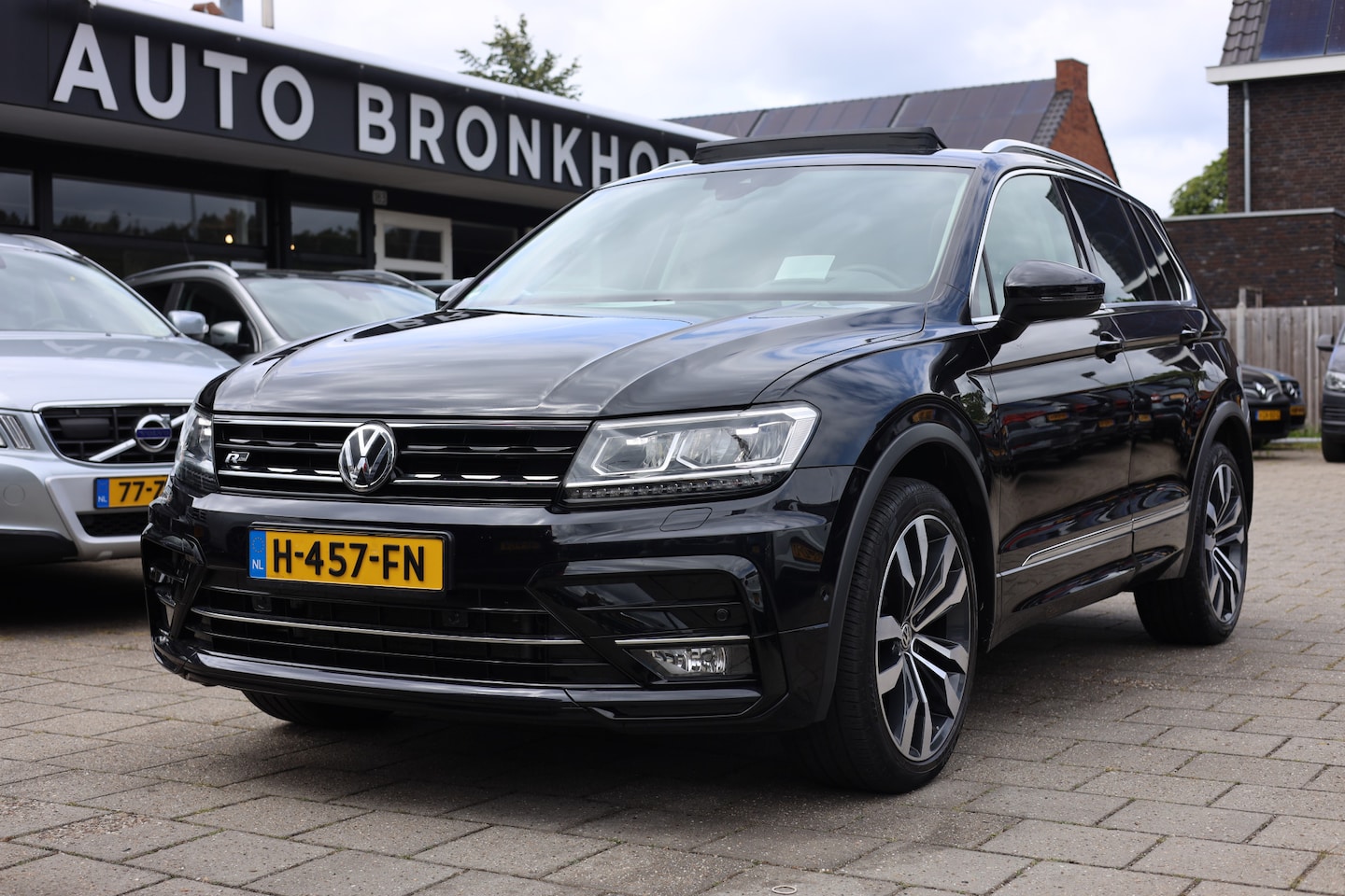Volkswagen Tiguan - 2.0 TSI 4MOTION | R-LINE | PANO | CAMERA | TREKHAAK - AutoWereld.nl