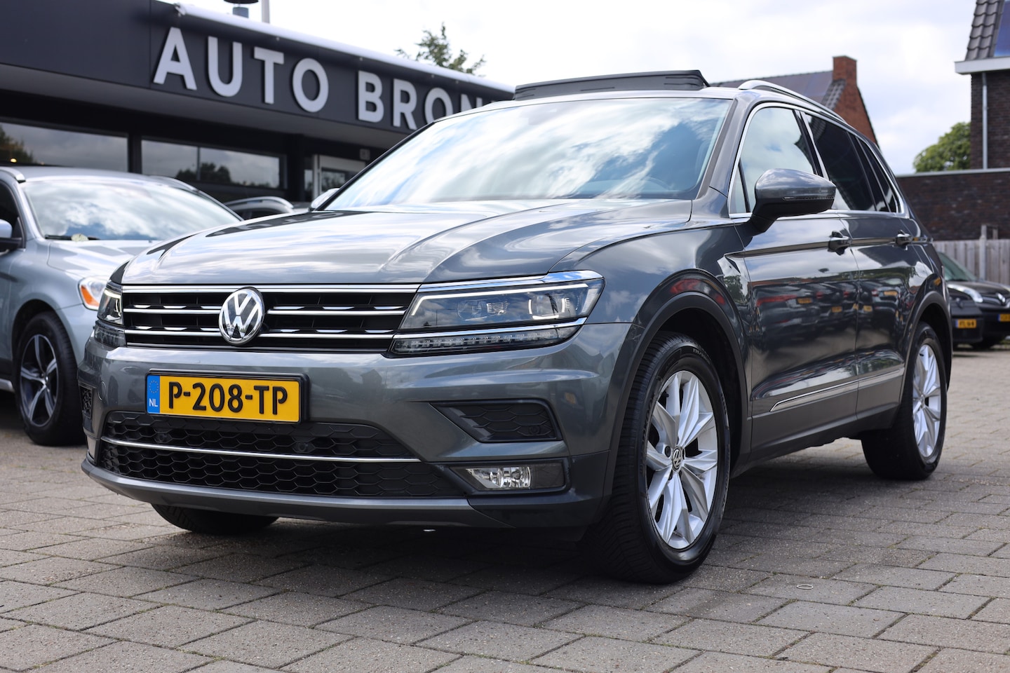 Volkswagen Tiguan - 1.4 TSI ACT HIGHLINE | LEDER | PANO | TREKHAAK - AutoWereld.nl