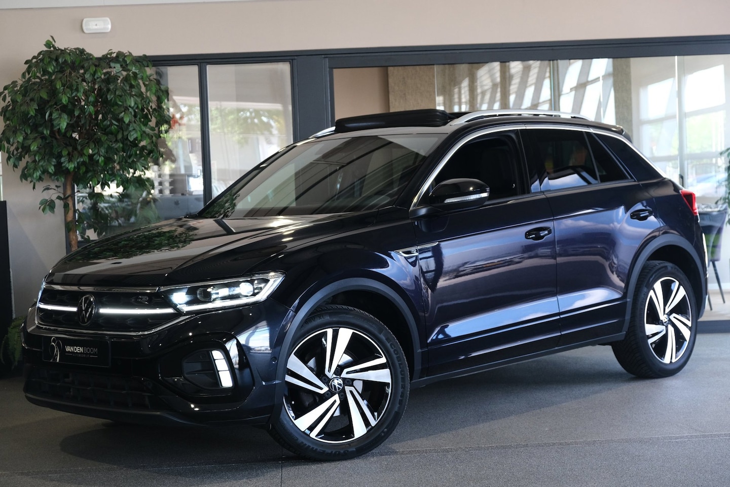 Volkswagen T-Roc - 1.5 TSI 2x R-Line 150PK DSG Facelift Pano Volleder Matrix Cam Navi Virtual Kessy - AutoWereld.nl