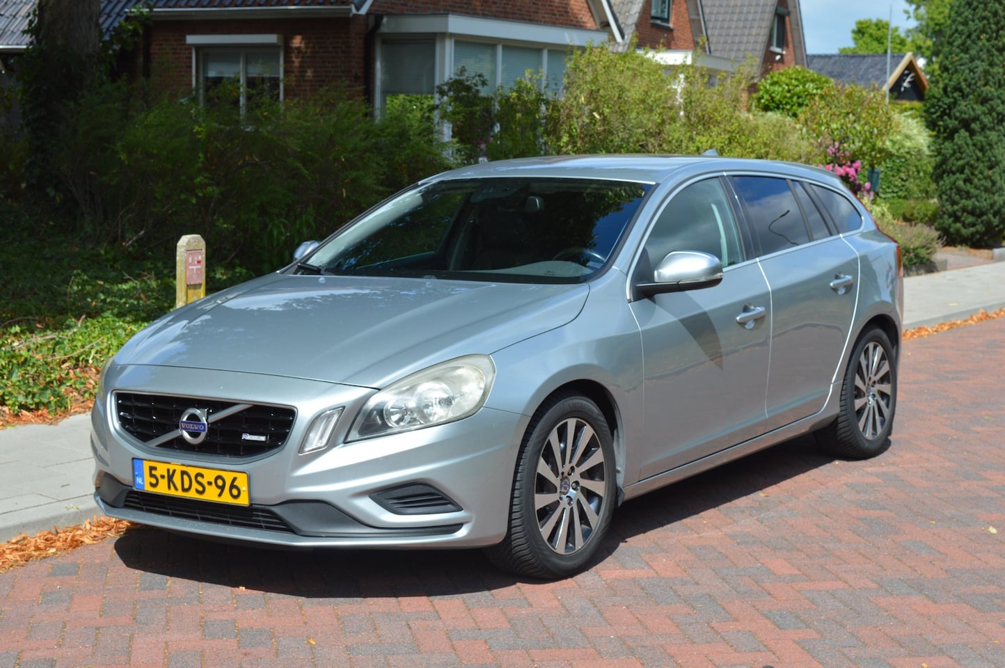 Volvo V60 - 1.6 T3 R-Design Org NL/NAP/dealer onderh - AutoWereld.nl