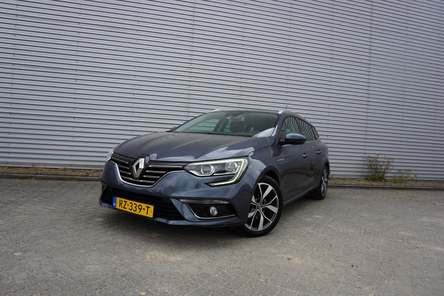 Renault Mégane Estate - 1.2 TCe Bose Climate / Navi / Cruise / Sfeerverl. / Massage / Camera / Trekhaak / Lm velge - AutoWereld.nl