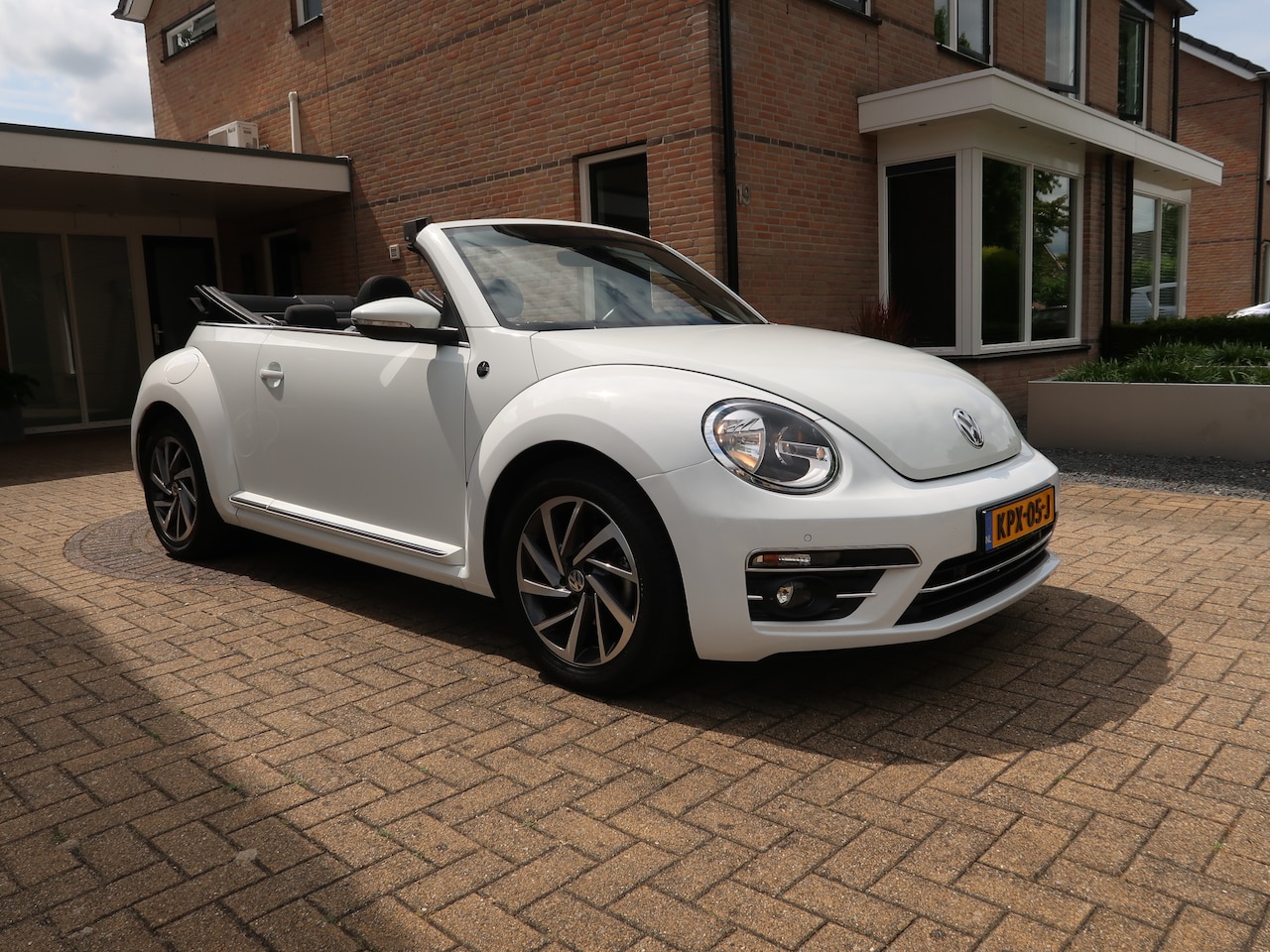 Volkswagen Beetle Cabriolet - 1.2 TSI Exclusive Series Sound, Apple Carplay/Android Auto, Windscherm, 39.247KM, cruise - AutoWereld.nl