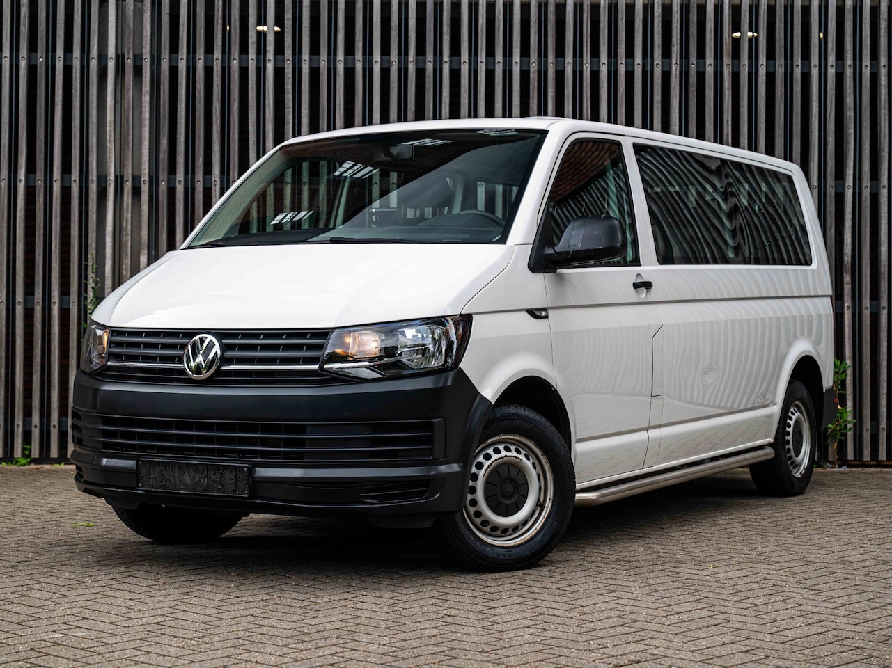 Volkswagen Transporter Kombi - 2.0 TSi 150pk 9-Pers. L2 CNG |EX BTW| 2+2+2+3 indeling| Airco|NWE APK - AutoWereld.nl