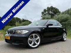 BMW 1-serie Coupé - 135i High Executive | Origineel NL | Handgeschakeld | 18" Velgen | Stoelverwarming | Clima