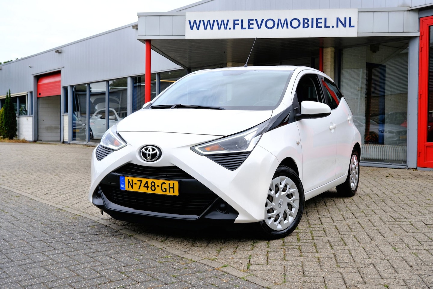Toyota Aygo - 1.0 VVT-i x-play 5-drs Airco|CarPlay|Cam - AutoWereld.nl