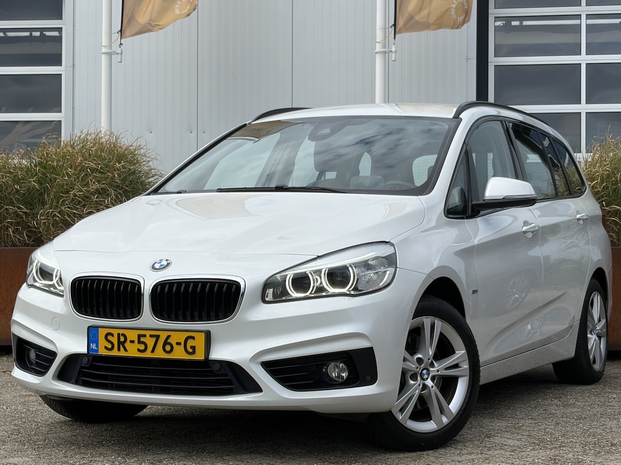 BMW 2-serie Gran Tourer - 218i Corporate Lease High Executive 136pk | 7-Persoons | Achteruitrijcamera | Bluetooth | - AutoWereld.nl