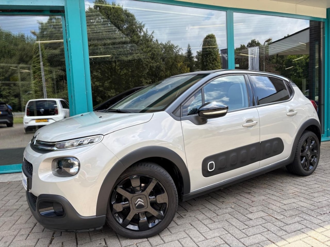 Citroën C3 - 1.2 SHINE Navi CarPlay, Camera, Panorama, Cruise, 17Inch - AutoWereld.nl