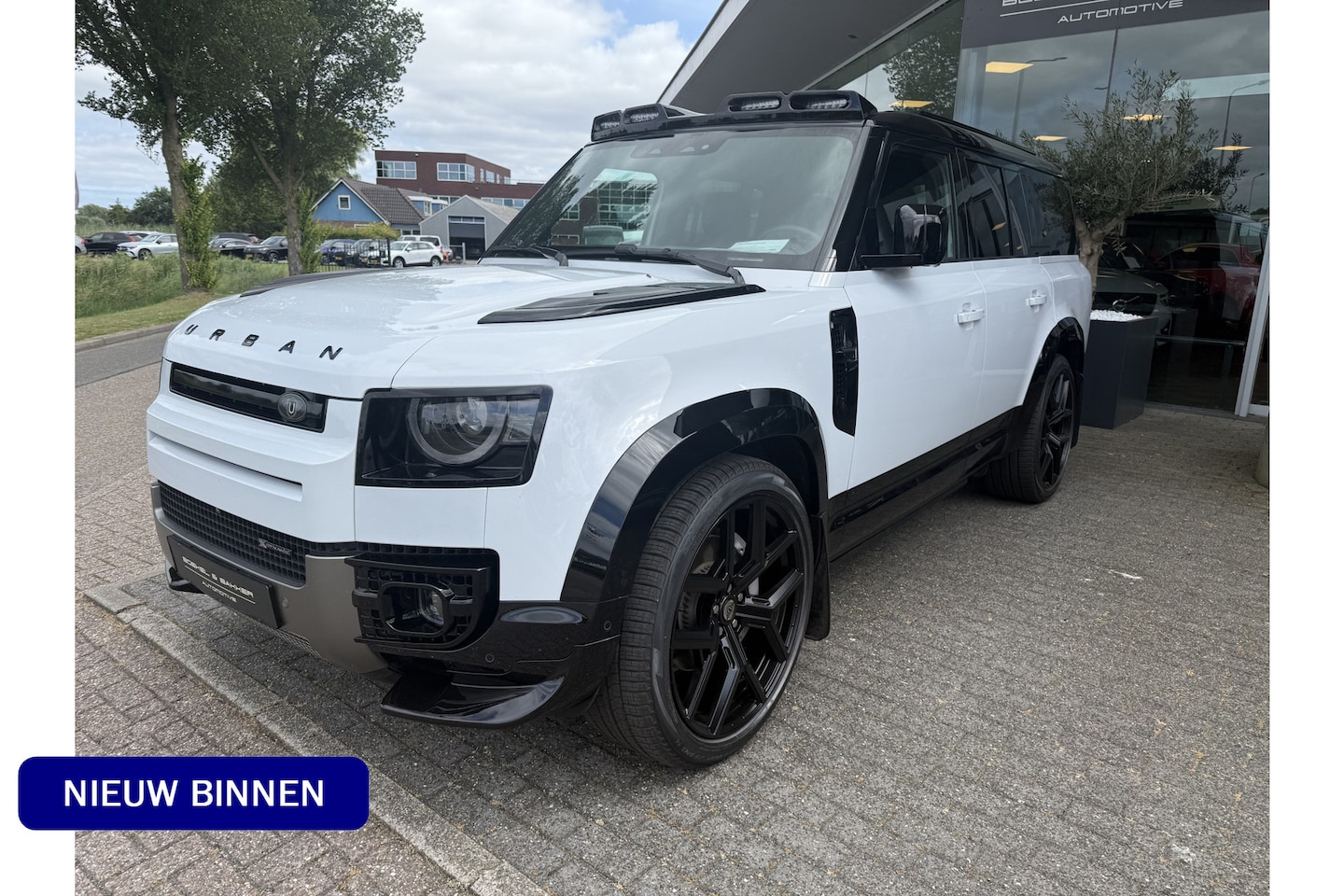 Land Rover Defender 130 - 3.0 P400 130 X-Dynamic SE 8-p ** Panodak ** Trekhaak ** Meridian ** Treeplanken ** URBAN * - AutoWereld.nl