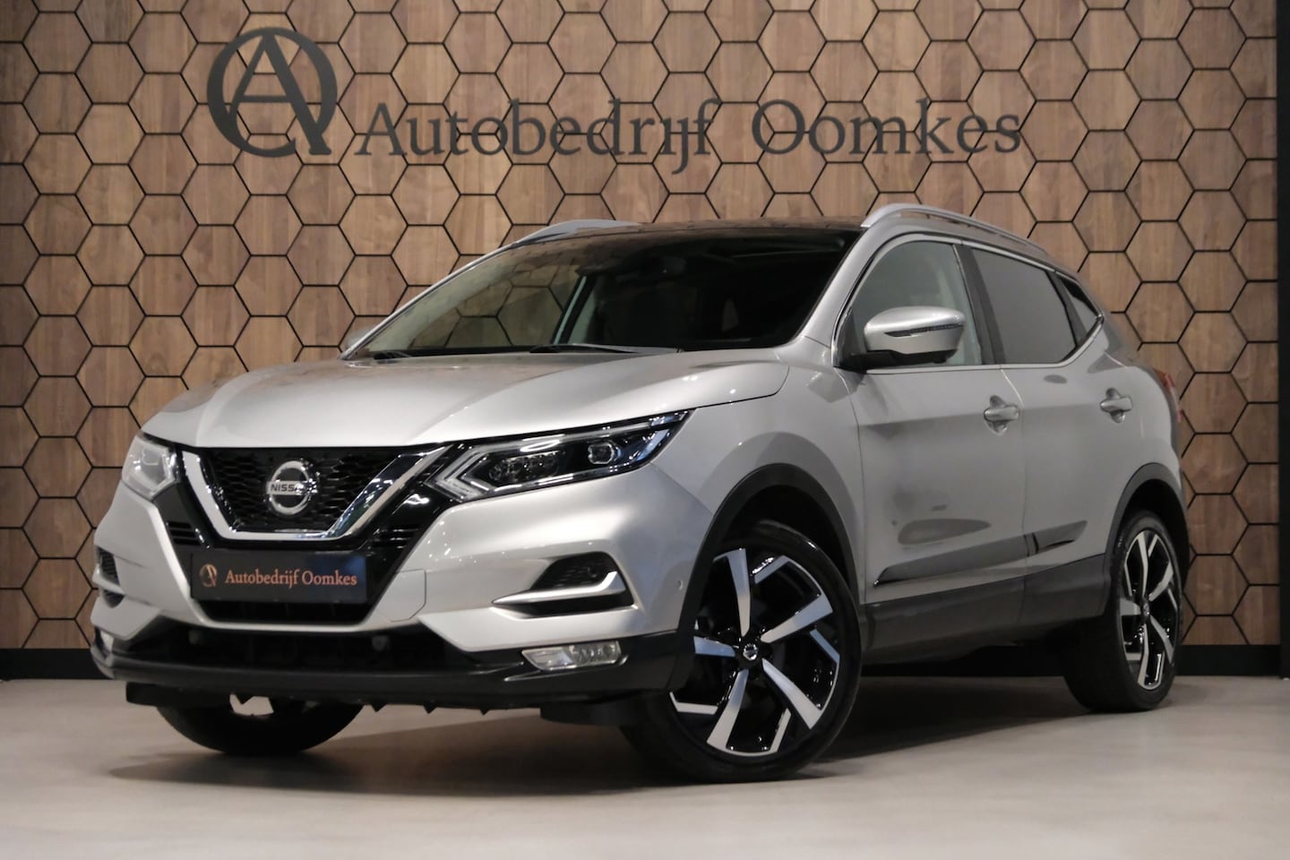 Nissan Qashqai - 1.3 DIG-T Tekna |PANORAMADAK|Trekhaak/360° Camera/Navi/19" LMV RECENT BEURT GEHAD - AutoWereld.nl