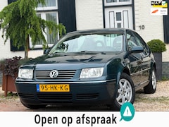 Volkswagen Bora - 1.6-16V Comfortline|124DKM|Clima|Cruise|