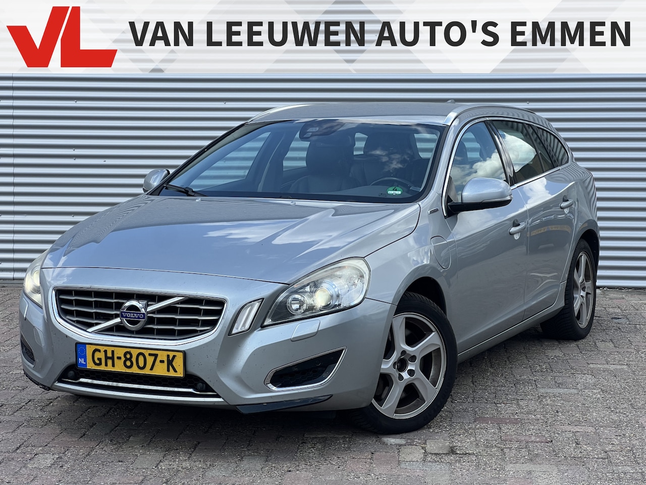 Volvo V60 - 2.4 D6 AWD Plug-In Hybrid Pure Limited | Nieuw Binnen! | Zo Mee | Lees Tekst | Read Text - AutoWereld.nl