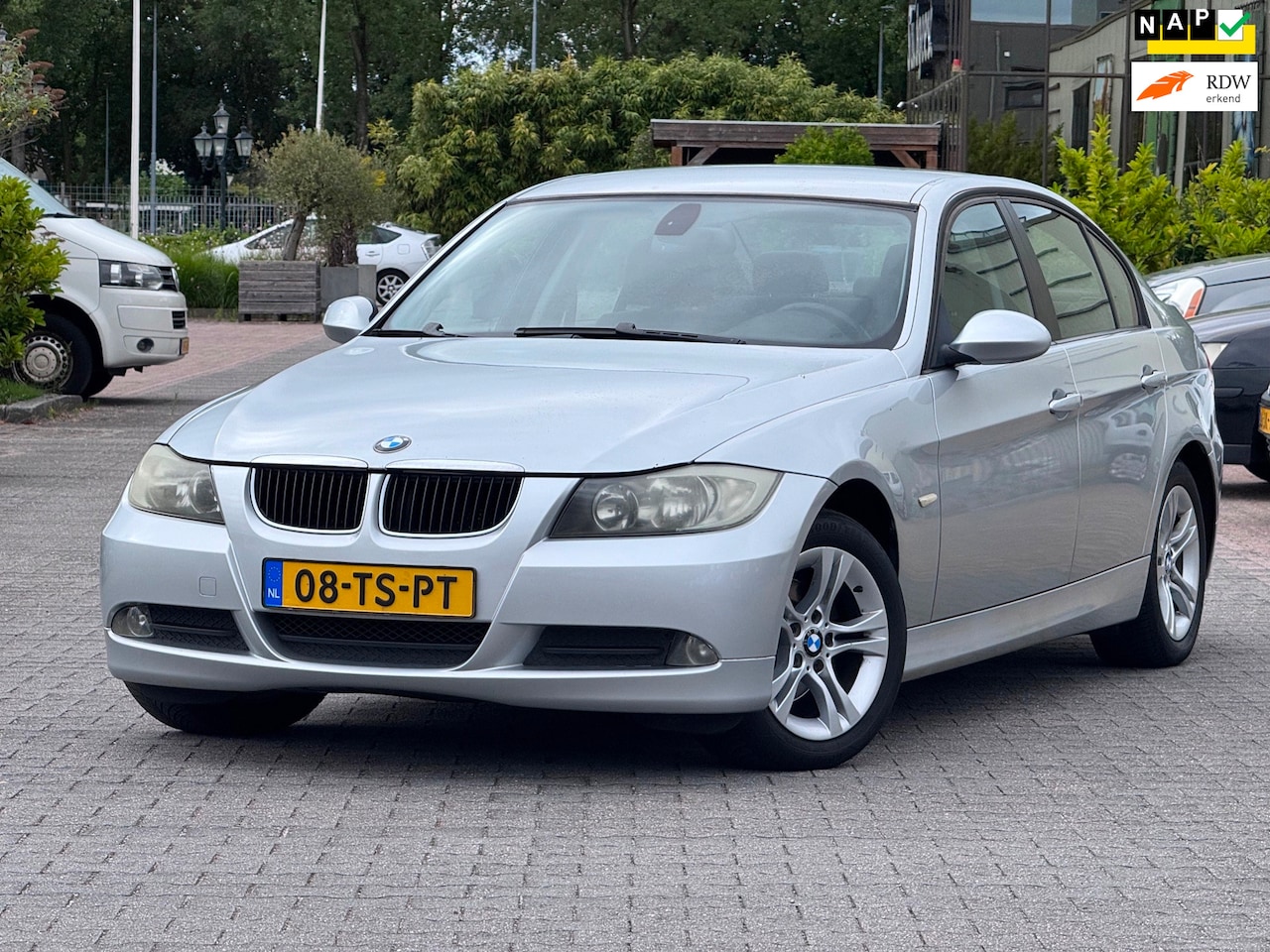 BMW 3-serie - 318i High Executive | Automaat | APK 02-02-2027 | Parkeersensoren | Cruise control | Elekt - AutoWereld.nl