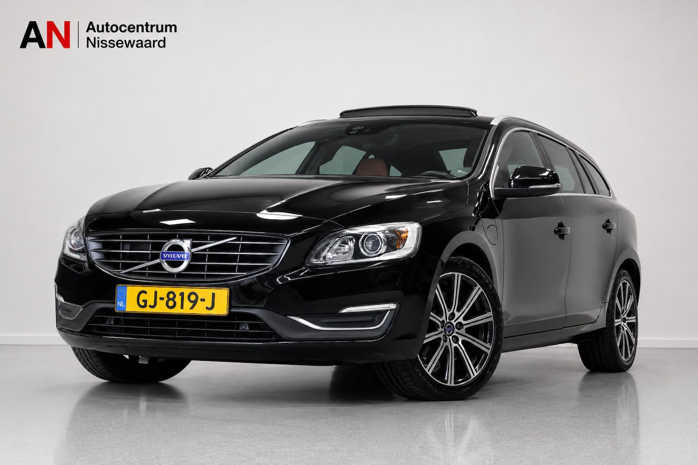 Volvo V60 - 2.4 D6 Twin Engine Summum |Dakje|Leder|Memory| - AutoWereld.nl