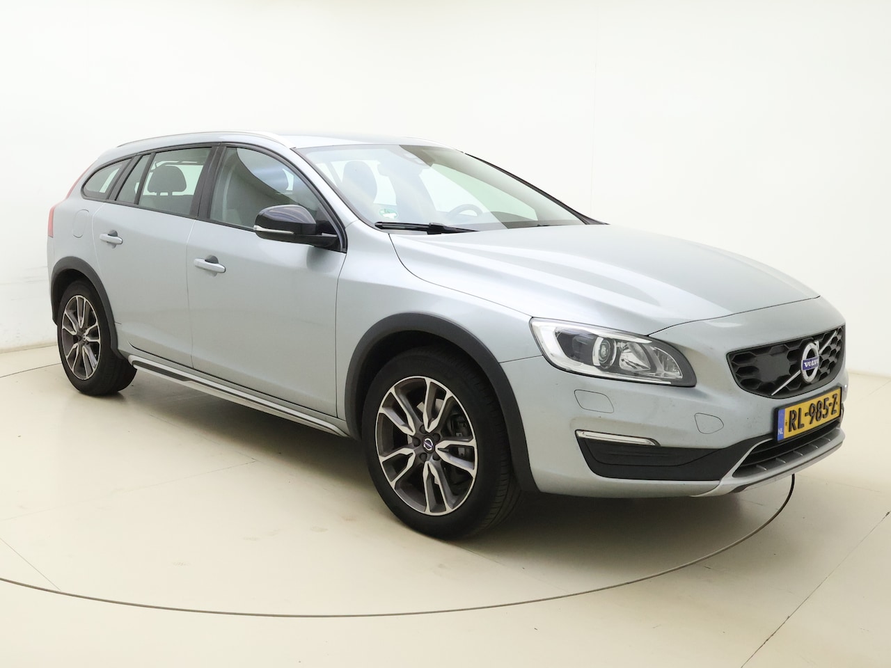 Volvo V60 Cross Country - D3 Polar+ | Sport stoelen | Trekhaak | Dealer onderhouden - AutoWereld.nl