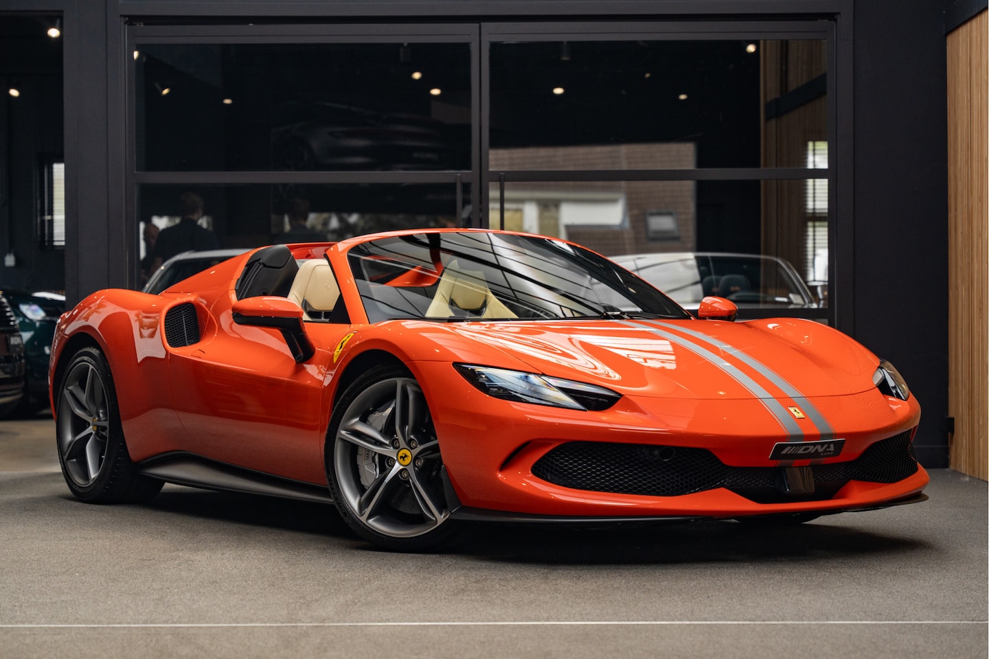 Ferrari 296 GTS - Rosso Dino Lift JBL Matte Carbon Airbushed Shields 3.0 V6 296 GTS Historic Colour Rosso Di - AutoWereld.nl