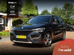 BMW X1 - sDrive20i Sportif | All-Black | Uniek | Custom | 19 inch | Nav