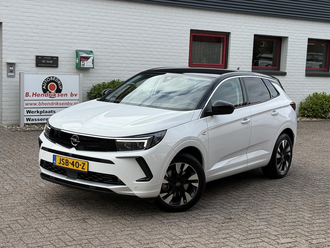 Opel Grandland - 1.6 Turbo Hybrid 225pk Aut Ultimate/ SOH 99.25%/ All season banden/ Trekhaak/ 360° Camera/ - AutoWereld.nl