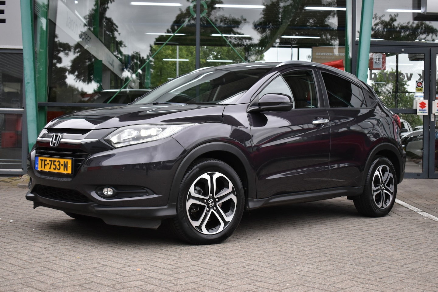 Honda HR-V - 1.5 i-VTEC Executive Automaat 131pk | Parkeersensoren vóór én achter | Trekhaak | Voorstoe - AutoWereld.nl