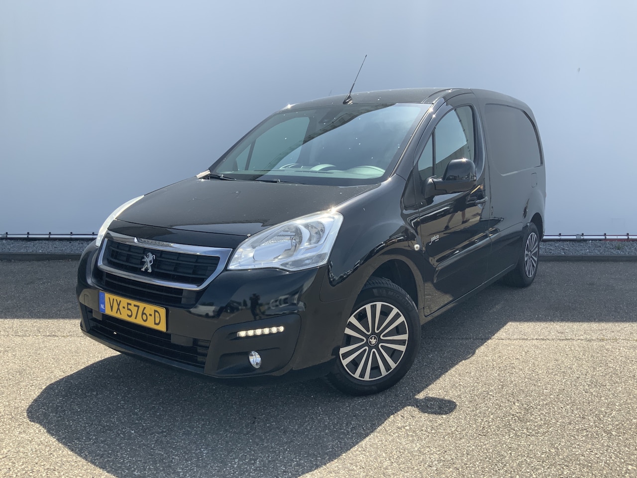 Peugeot Partner - 120 1.6 BlueHDi 75 L1 Première 120 1.6 BlueHDi 75 L1 Première - AutoWereld.nl
