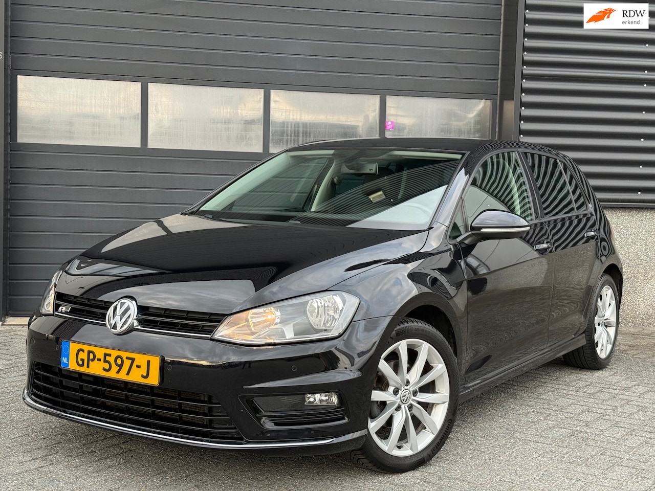 Volkswagen Golf - 1.2 TSI R-line stof/leder Navi camera - AutoWereld.nl