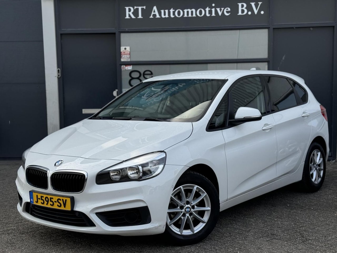BMW 2-serie Active Tourer - 216i Airco / Trekhaak - AutoWereld.nl