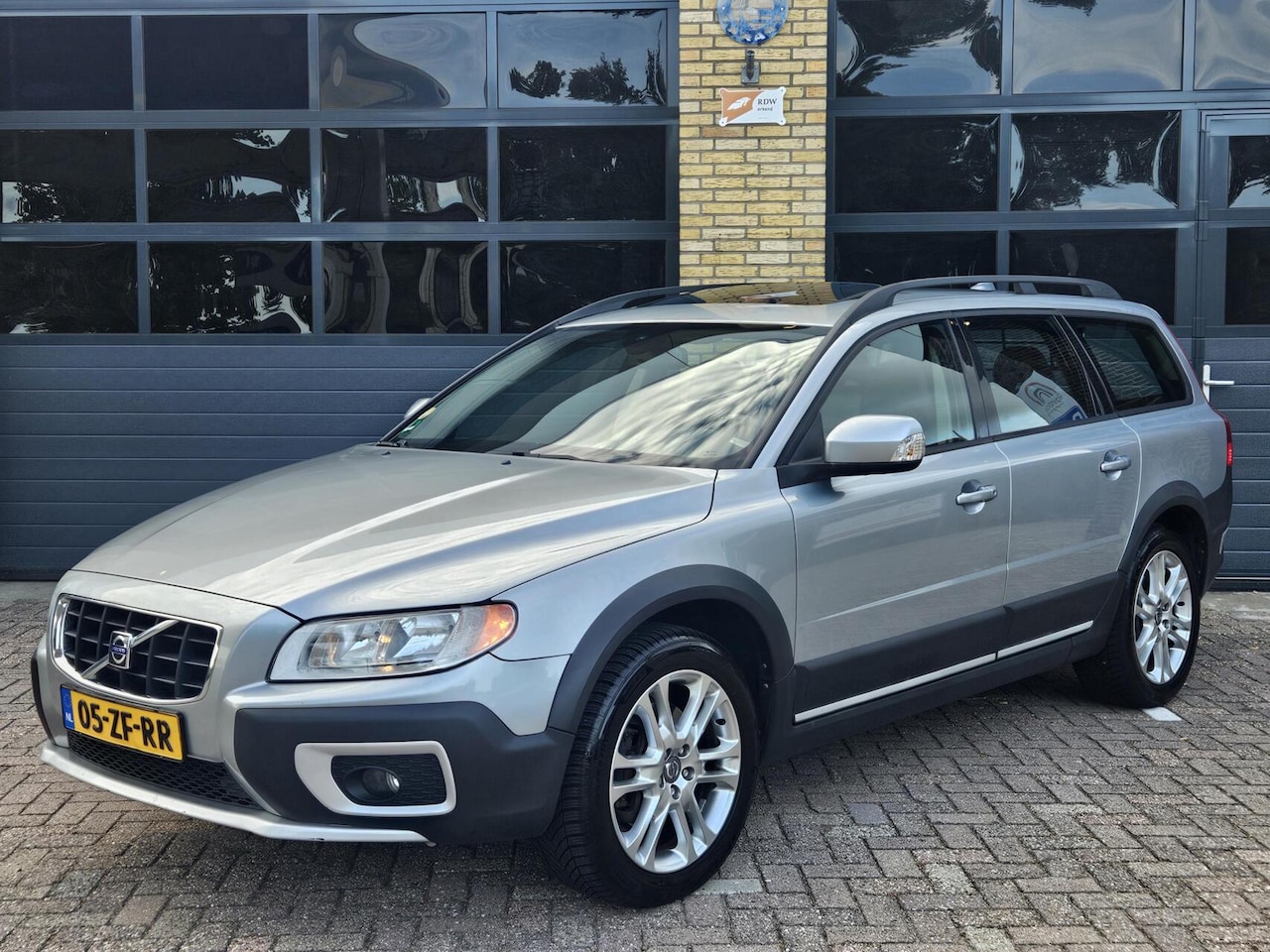 Volvo XC70 - 2.4 D5 Summum | Schuif-/kanteldak | Trekhaak | Leder | Climate Control - AutoWereld.nl
