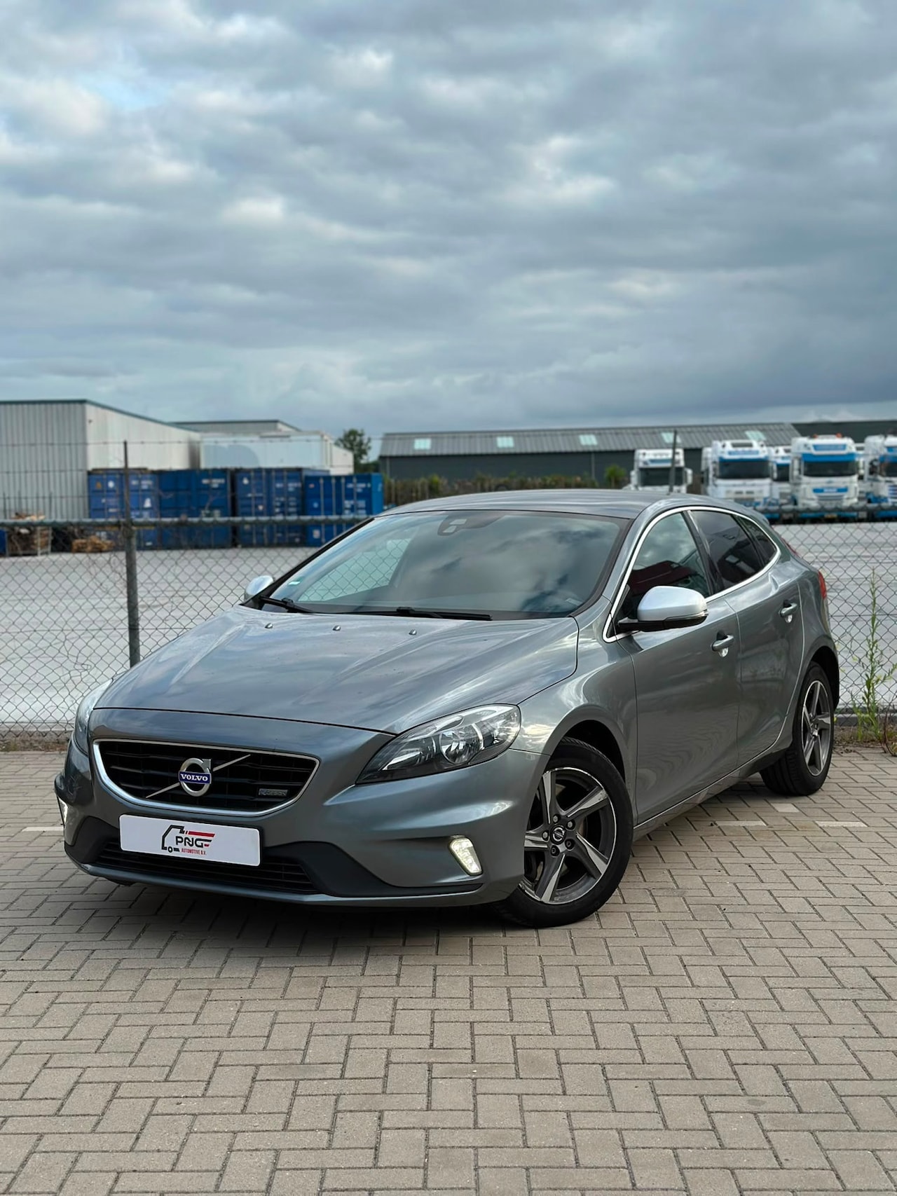 Volvo V40 - 2.0 D4 R-DESIGN PANO - AIRCO - CRUISE - AutoWereld.nl