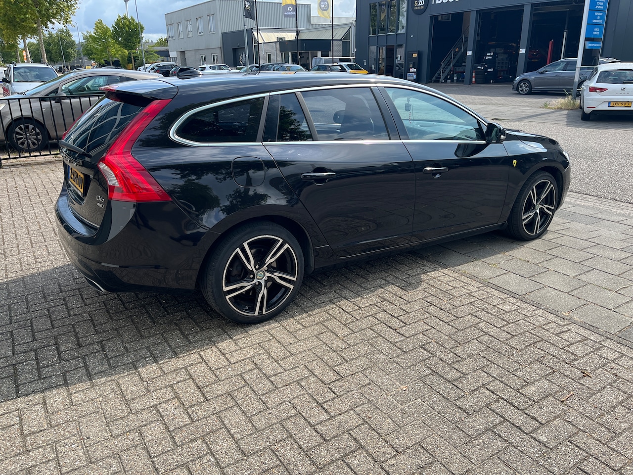 Volvo V60 - 2.4 D6 AWD Plug-In Hybrid Summum - AutoWereld.nl