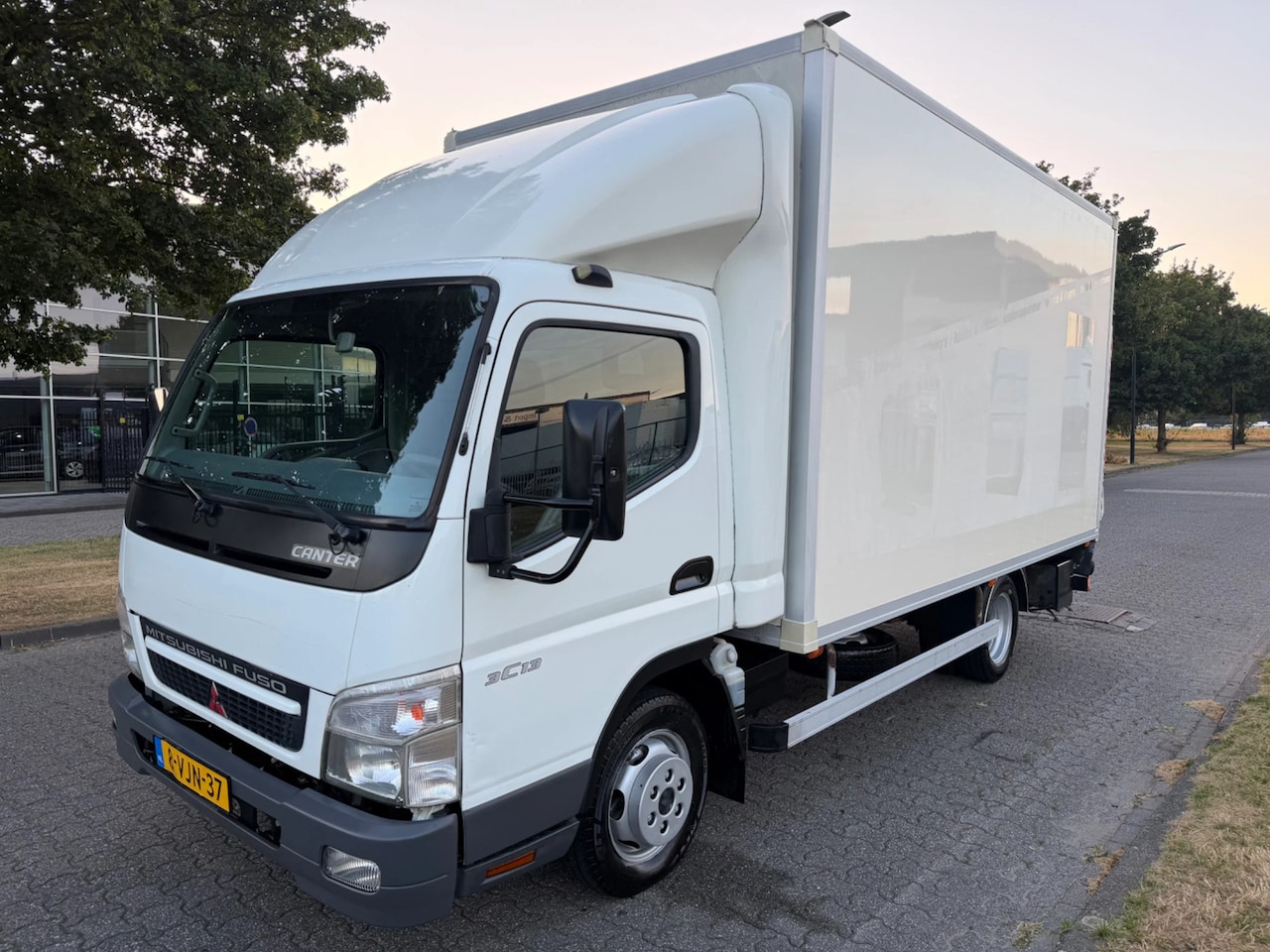 Mitsubishi Canter - 3C13 + MANUAL + SPRING/SPRING + LIFT 750KG + APK / TUV + 3 SEATS + NL VAN - AutoWereld.nl