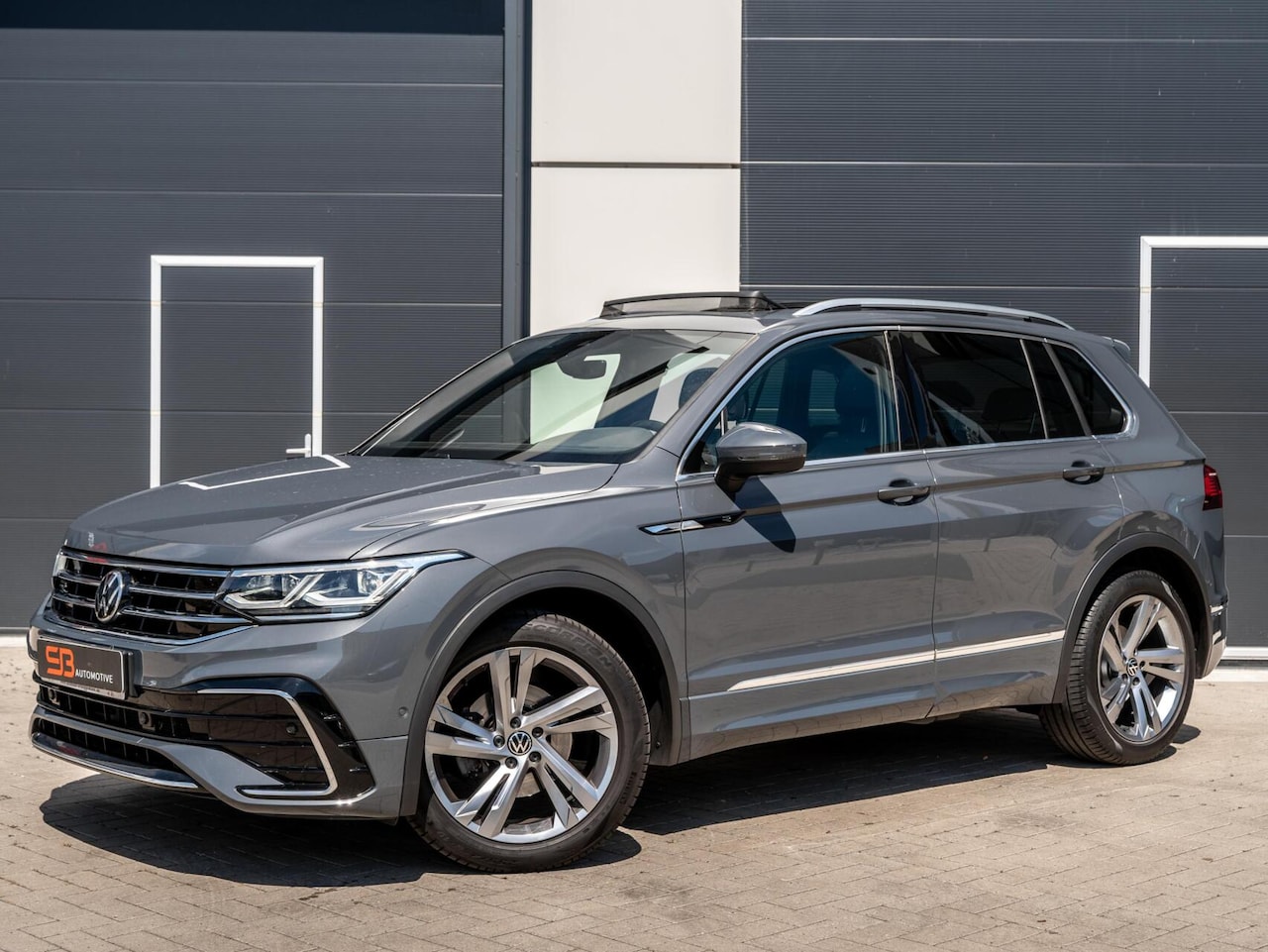 Volkswagen Tiguan - 1.5 TSI R-Line Leder|Cam|Memory|Pano|VOL! - AutoWereld.nl