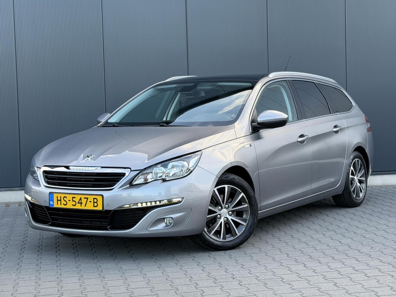 Peugeot 308 SW - 1.2 PureTech Style Panoramadak - Led - Navi - Cruise - Clima - AutoWereld.nl