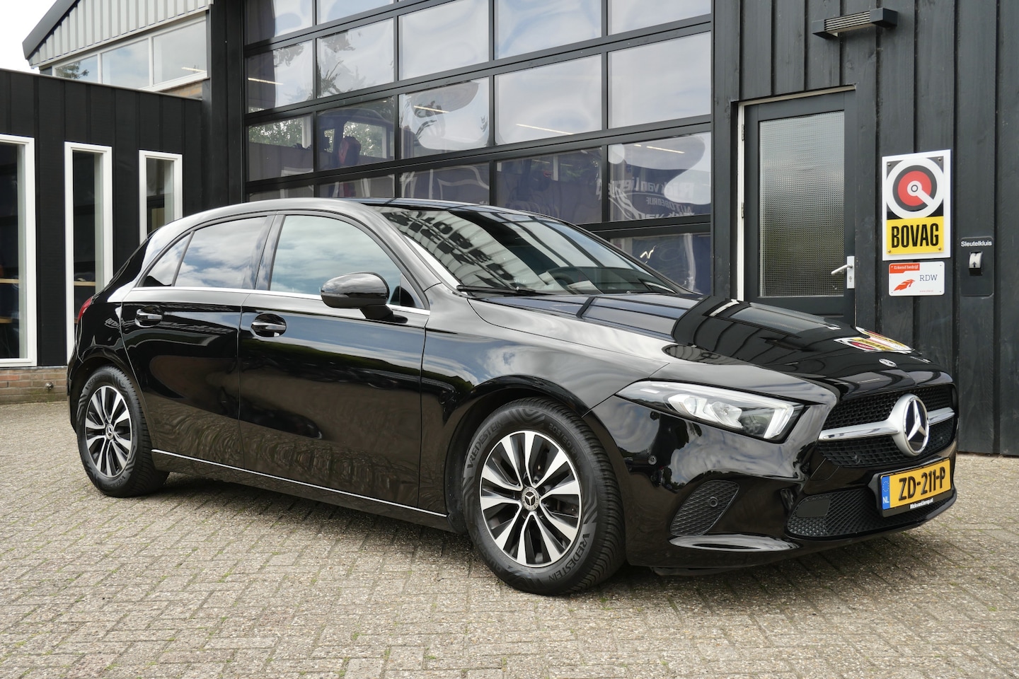 Mercedes-Benz A-klasse - 180 Business Solution | NL-Auto | Cruise | Camera | Half-Leder | Navi | Stoelverwarming - AutoWereld.nl