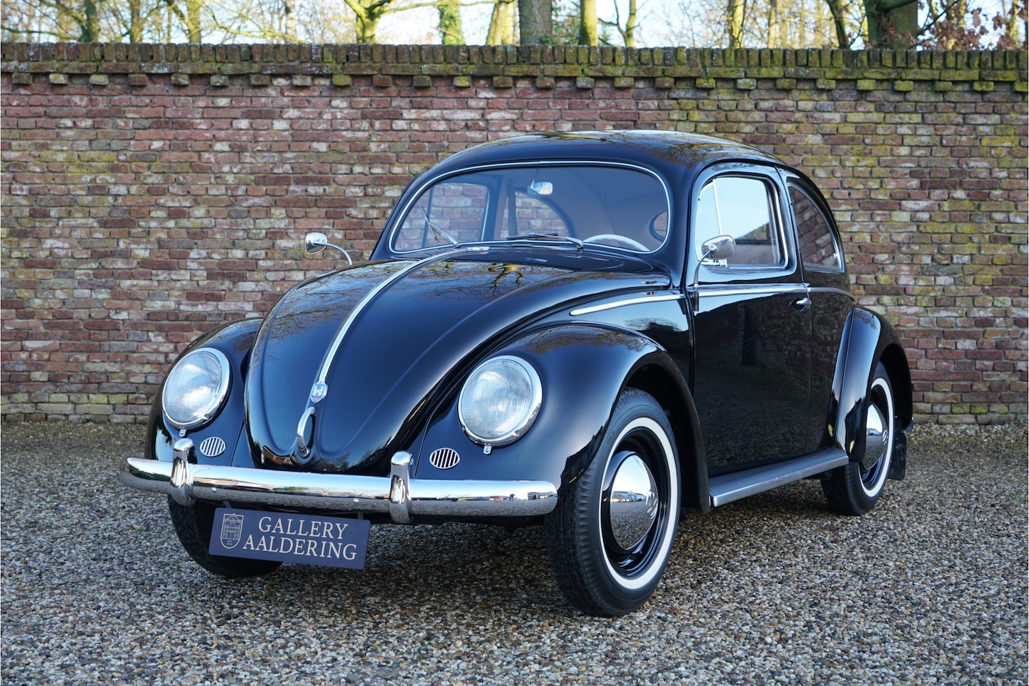 Volkswagen Beetle - Oval-Window "Restored to its original purity" "Restored to its original purity" - And docu - AutoWereld.nl
