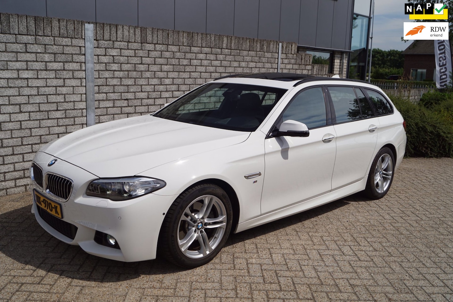 BMW 5-serie Touring - 520i M Sport Edition Autom Panodak Leder Navi Camera Clima Xenon Head-Up Harman-Kardon 2x - AutoWereld.nl