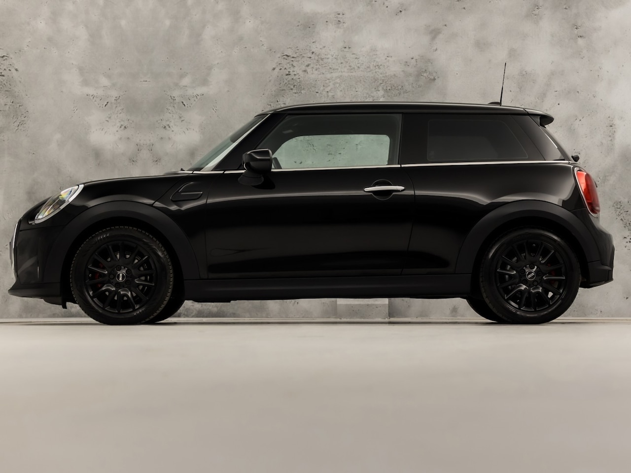 MINI 3-Deurs - 1.5 Cooper Classic Automaat (VIRTUAL COCKPIT, DEALER ONDERHOUDEN, APPLE CARPLAY, GROOT NAV - AutoWereld.nl