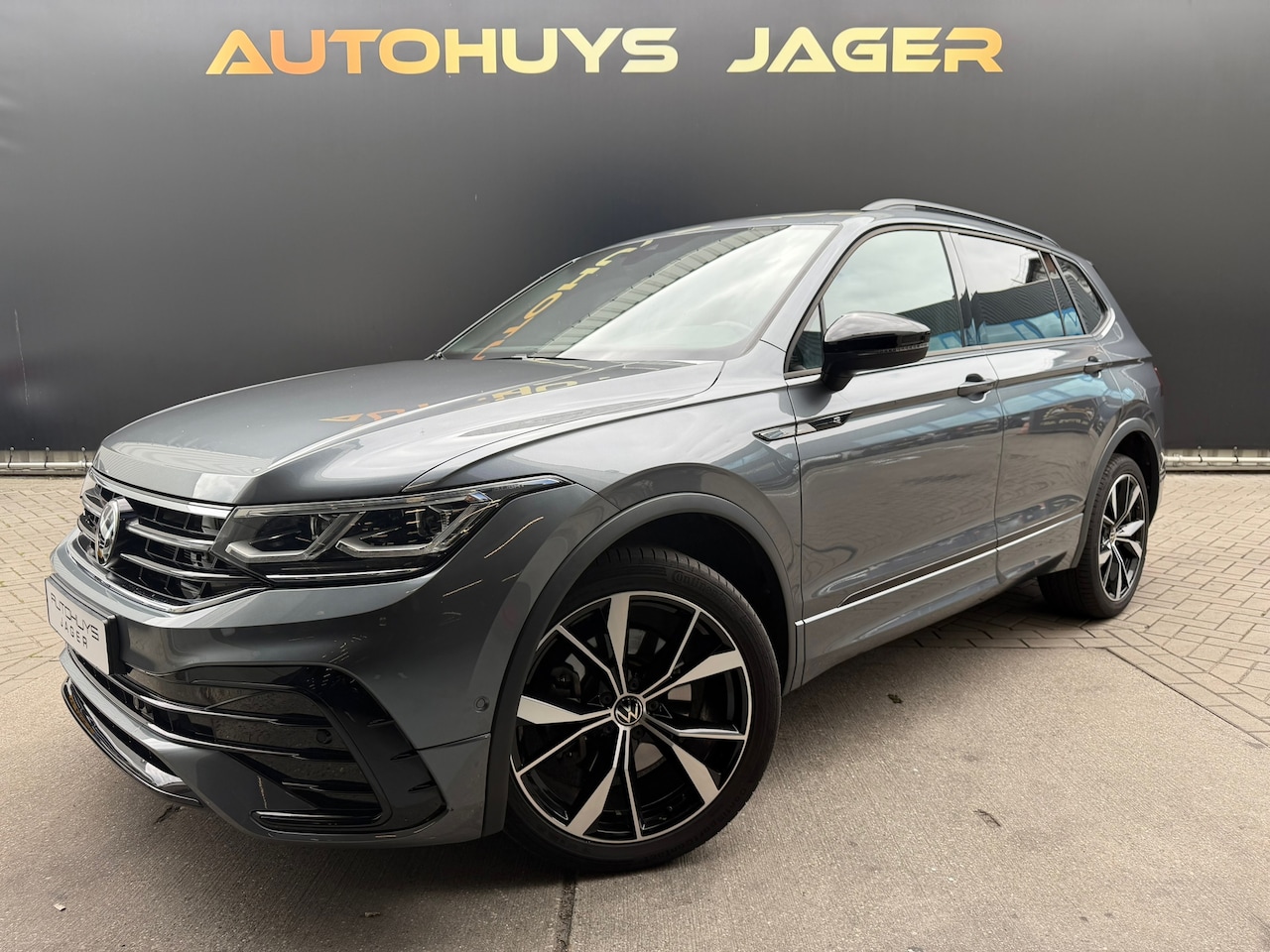 Volkswagen Tiguan Allspace - 2.0 eTSI R-Line Edition - 4Motion Pano ACC Trekhaak Achter Stoel verwarming - AutoWereld.nl