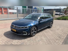 Volkswagen Passat Variant - 1.4 TSI PHEV GTE | Panoramadak | Trekhaak | Leder | Digital Cockpit | Zondag Open