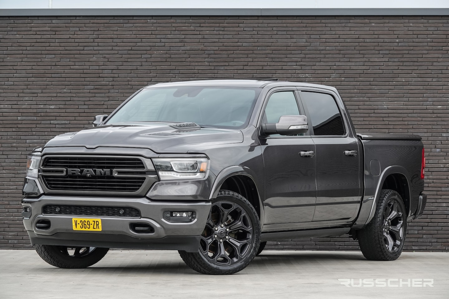 Dodge Ram 1500 - 5.7 Hemi V8 401Pk 4x4 Crew Cab | Laramie | Luchtvering | Panoramadak | Trekhaak | 22'' - AutoWereld.nl