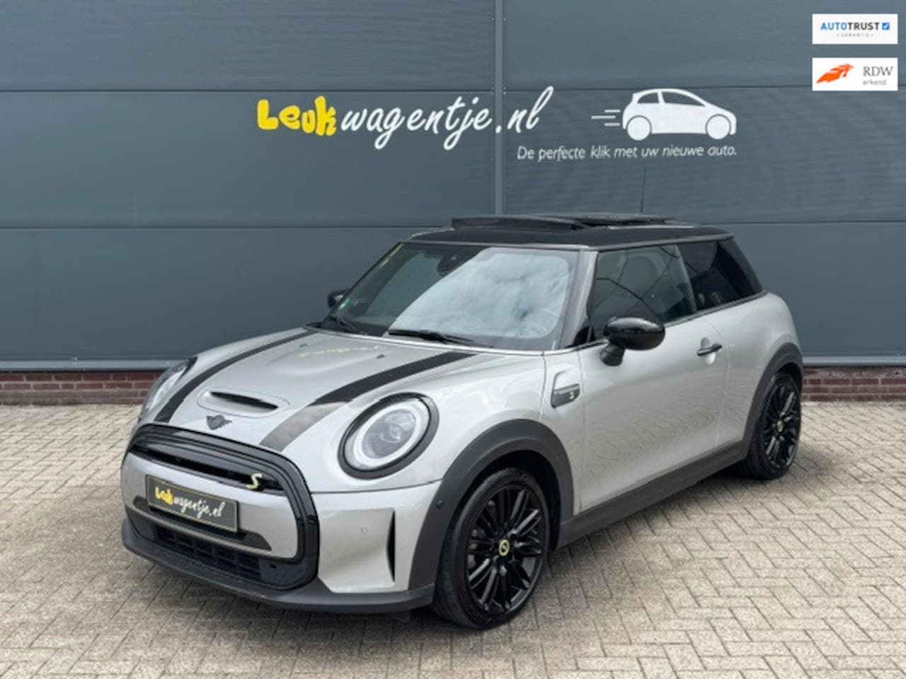 MINI Electric - Yours *panorama *camera *carplay *head up *17" - AutoWereld.nl