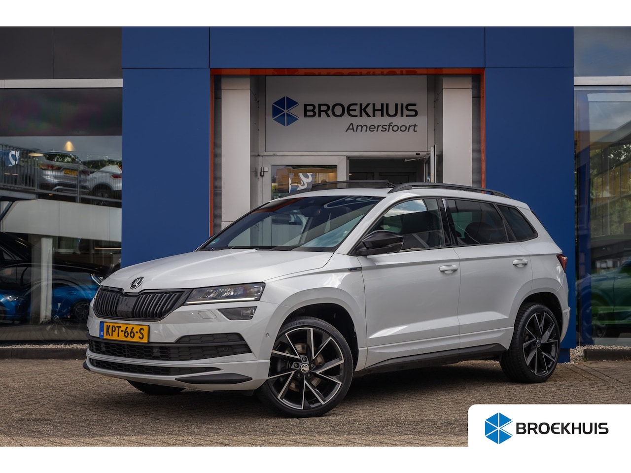 Skoda Karoq - 1.5 TSI ACT Sportline Business | Trekhaak (weg-klap) | Pano-dak | 360 camera | Adap.cruise - AutoWereld.nl