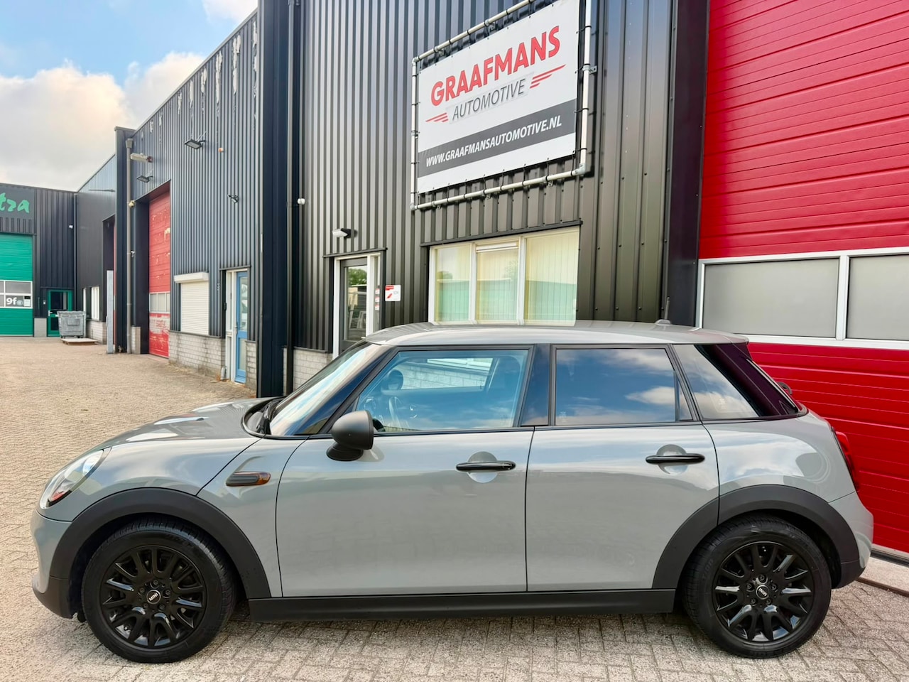 MINI 5-Deurs - 1.2 One Pepper Business Mini Cooper 5 deur BJ. 2016, Apple Carplay, Union Jack lichten, Moonwalk Grey met blacklin - AutoWereld.nl