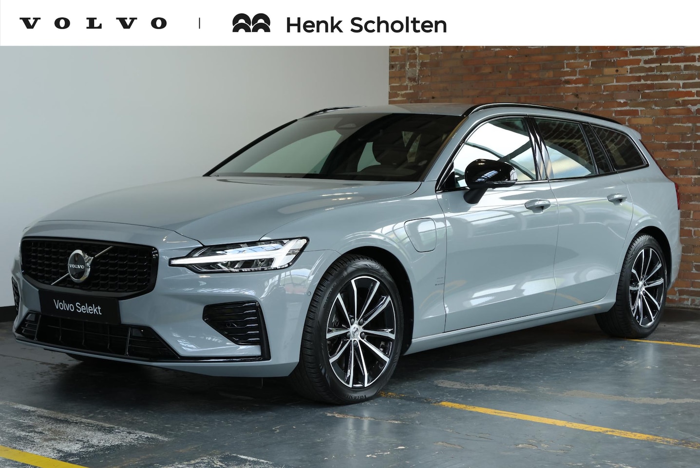 Volvo V60 - 2.0 T8 Plug-in hybrid AWD Plus Dark | 360º Visual Park Camera | Semi-Elektrische Trekhaak - AutoWereld.nl