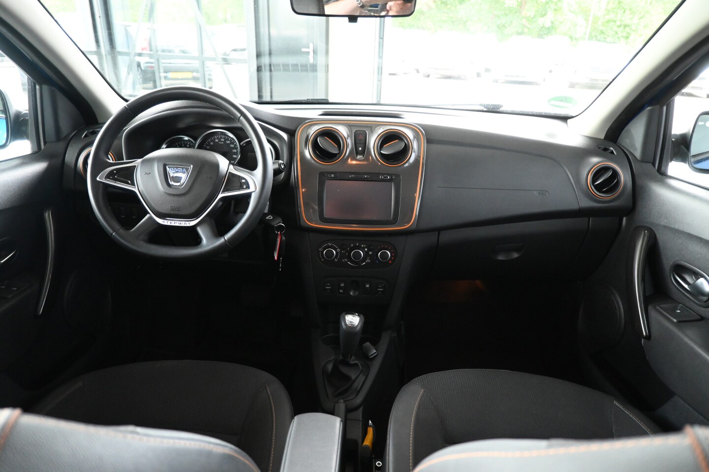 Dacia Logan MCV - 0.9 TCe Stepway Automaat Airco Cruise control Navigatie Pdc 1e Eigenaar 100% Onderhouden! - AutoWereld.nl