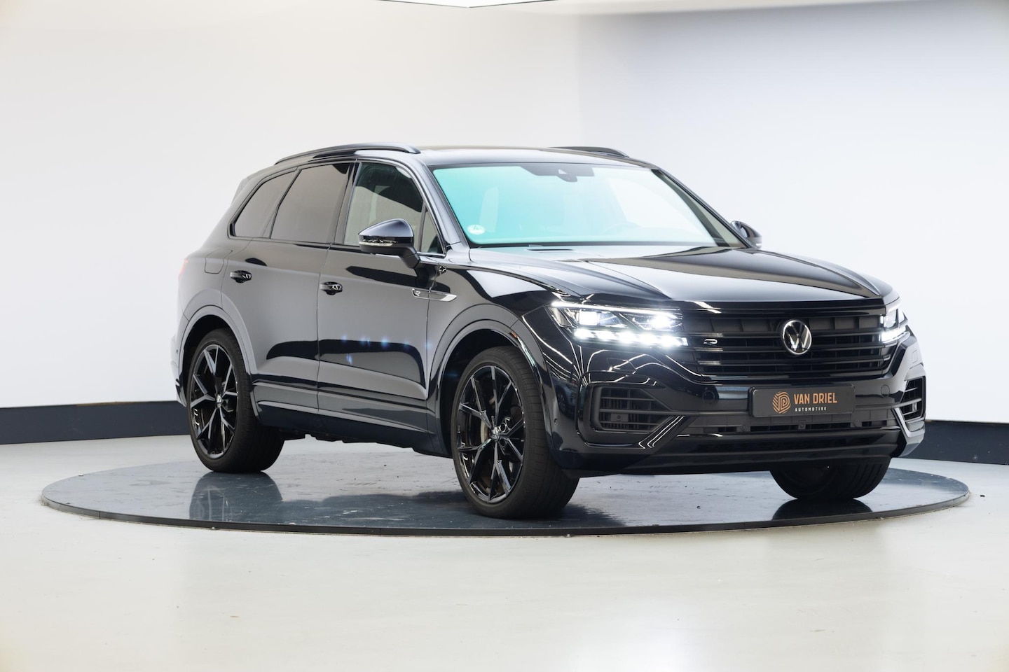 Volkswagen Touareg - 3.0 TSi eHybrid 4MOTION R | 22 Inch | Trekhaak | Stoelen-pakket | - AutoWereld.nl