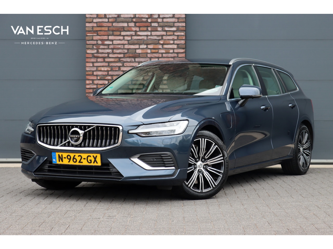 Volvo V60 - 2.0 T8 Twin Engine AWD Inscription | Bowers&Wilkins | Massage | Trekhaak | Memory | HUD | - AutoWereld.nl