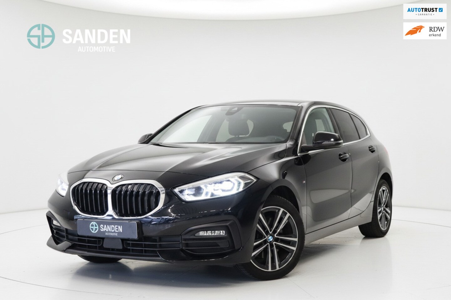BMW 1-serie - 118i Introduction Edition |Automaat|LED|Navi|Camera|Donkere hemel|Parkeersensoren|17 inch - AutoWereld.nl